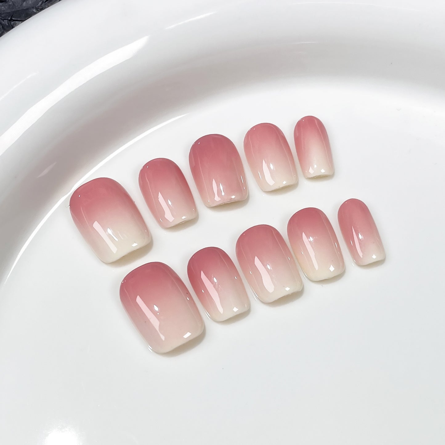 Gradient powder white